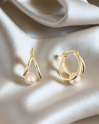 Perly, symbol nadčasové elegance a ženskosti. 🤍 Objevte naší kolekci, která spojuje klasickou krásu s moderním designem....